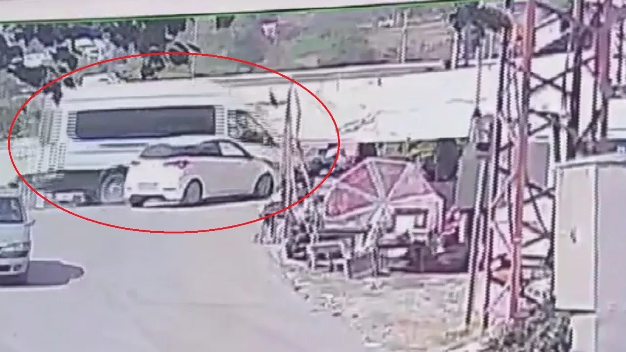 Otomobille çarpışan minibüs dereye uçtu! O anlar kamerada 