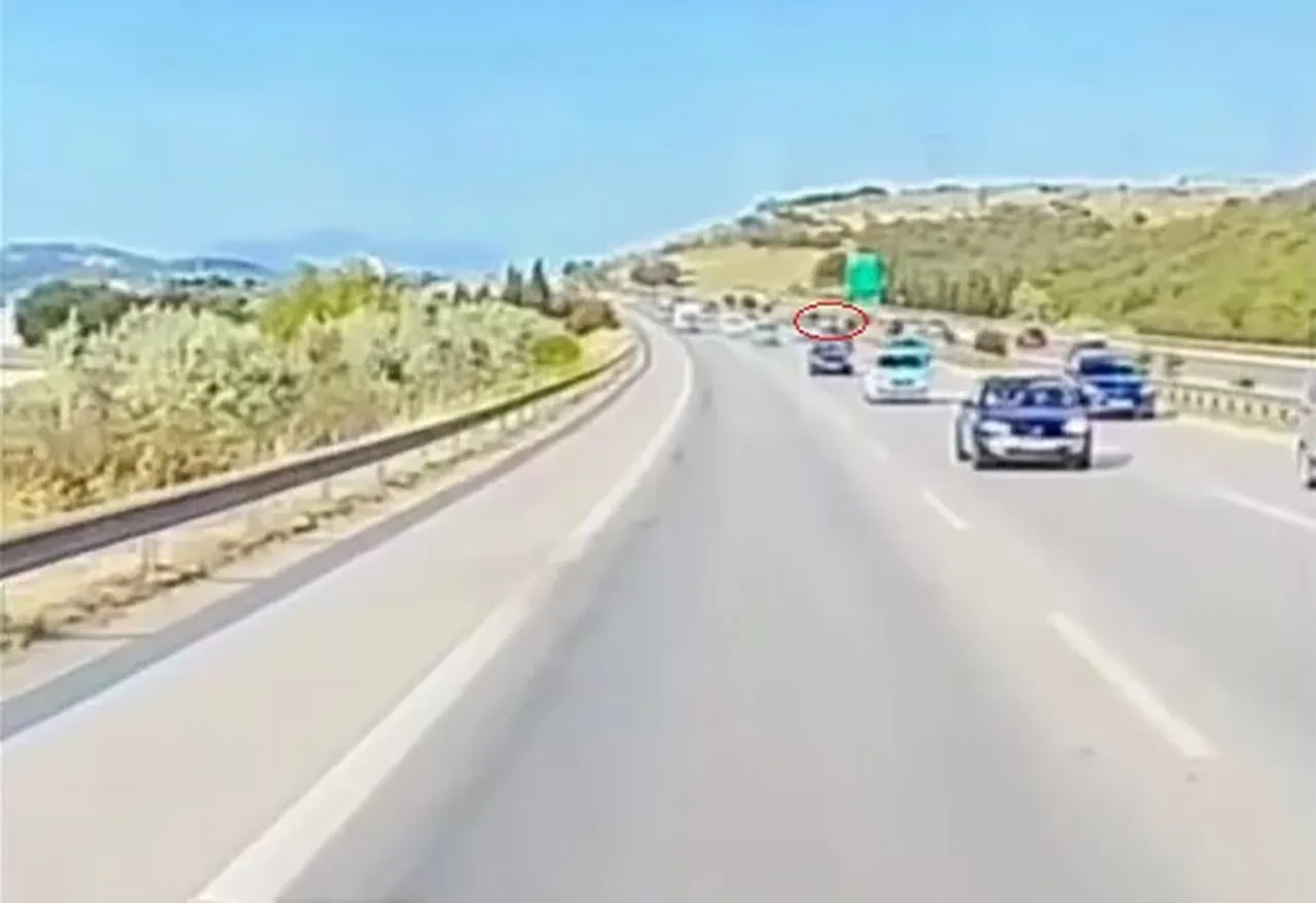 Trafiği tehlikeye düşüren sürücü kameraya böyle yakalandı