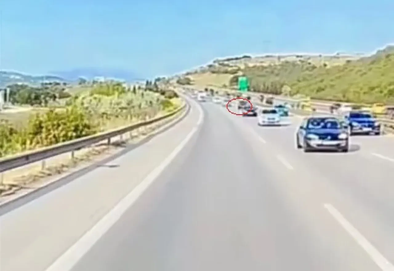 Trafiği tehlikeye düşüren sürücü kameraya böyle yakalandı