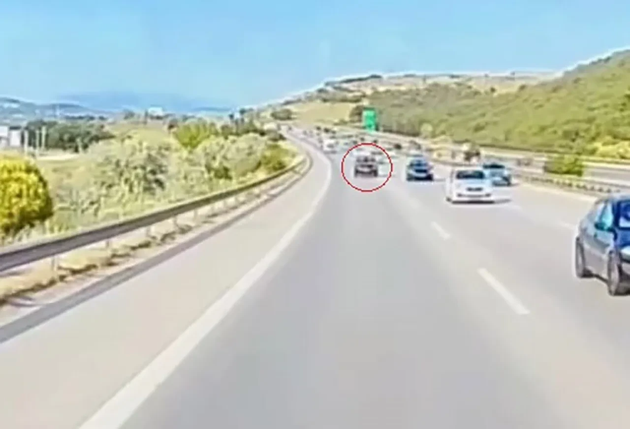 Trafiği tehlikeye düşüren sürücü kameraya böyle yakalandı
