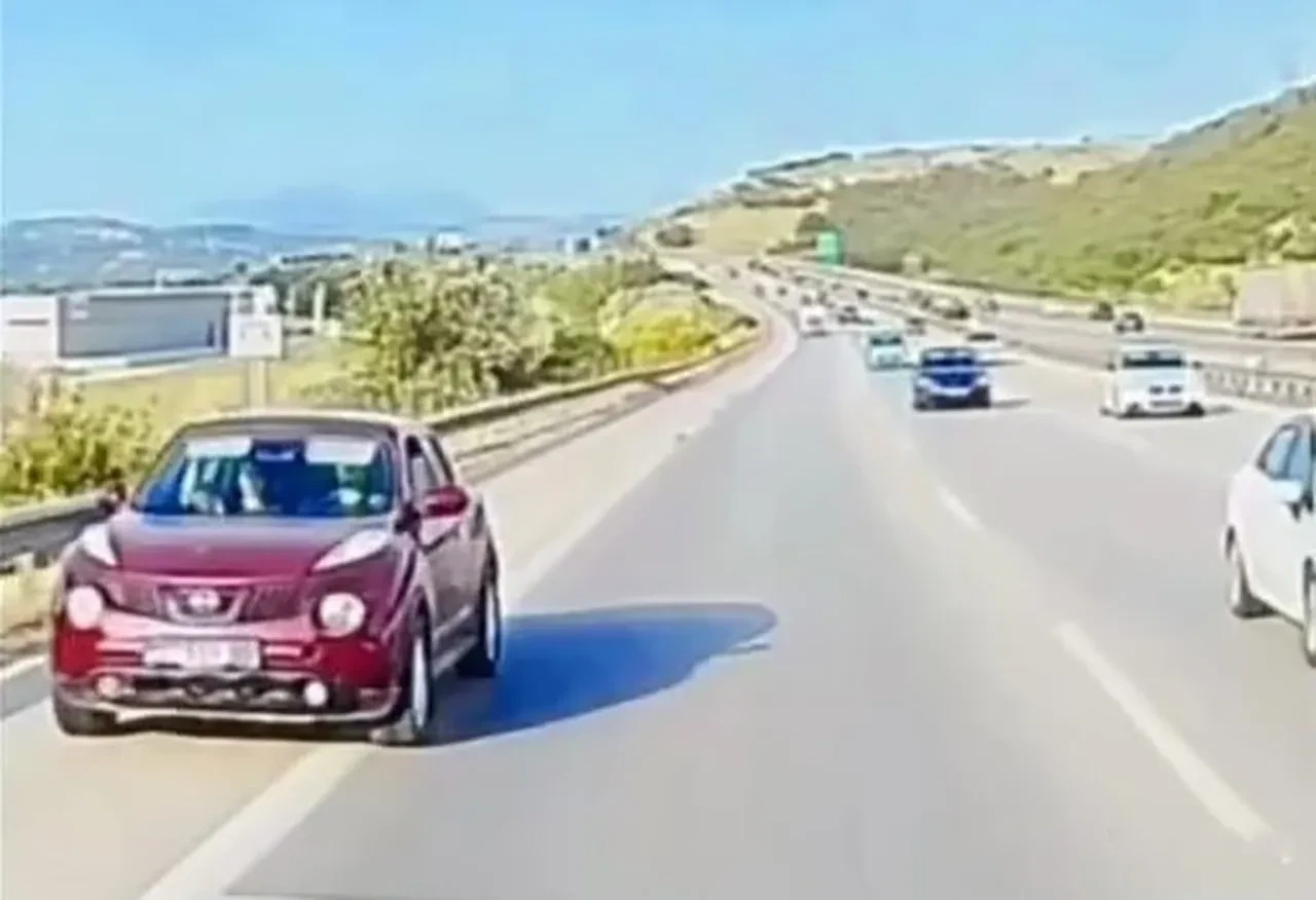 Trafiği tehlikeye düşüren sürücü kameraya böyle yakalandı