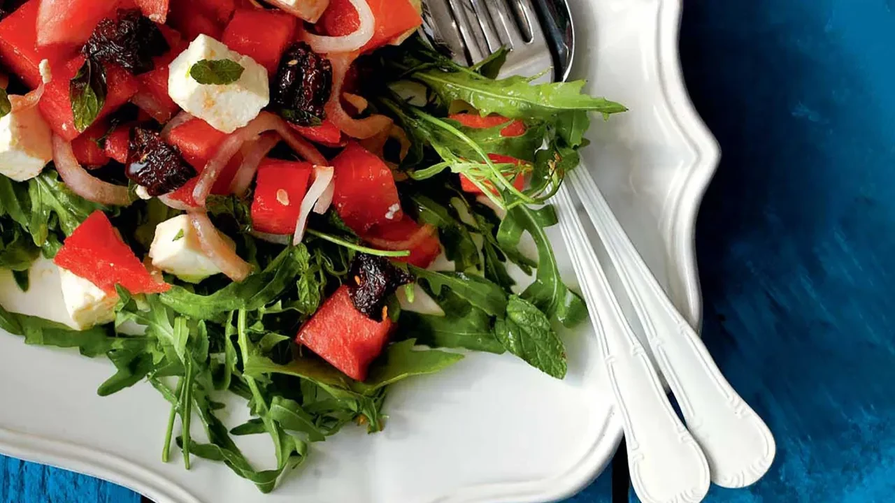 Yaz sofralarının yeni gözdesi karpuzlu peynirli salata! Tadanın favorisi oluyor