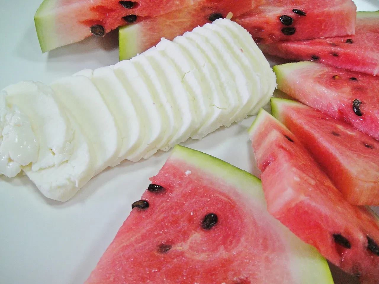 Yaz sofralarının yeni gözdesi karpuzlu peynirli salata! Tadanın favorisi oluyor