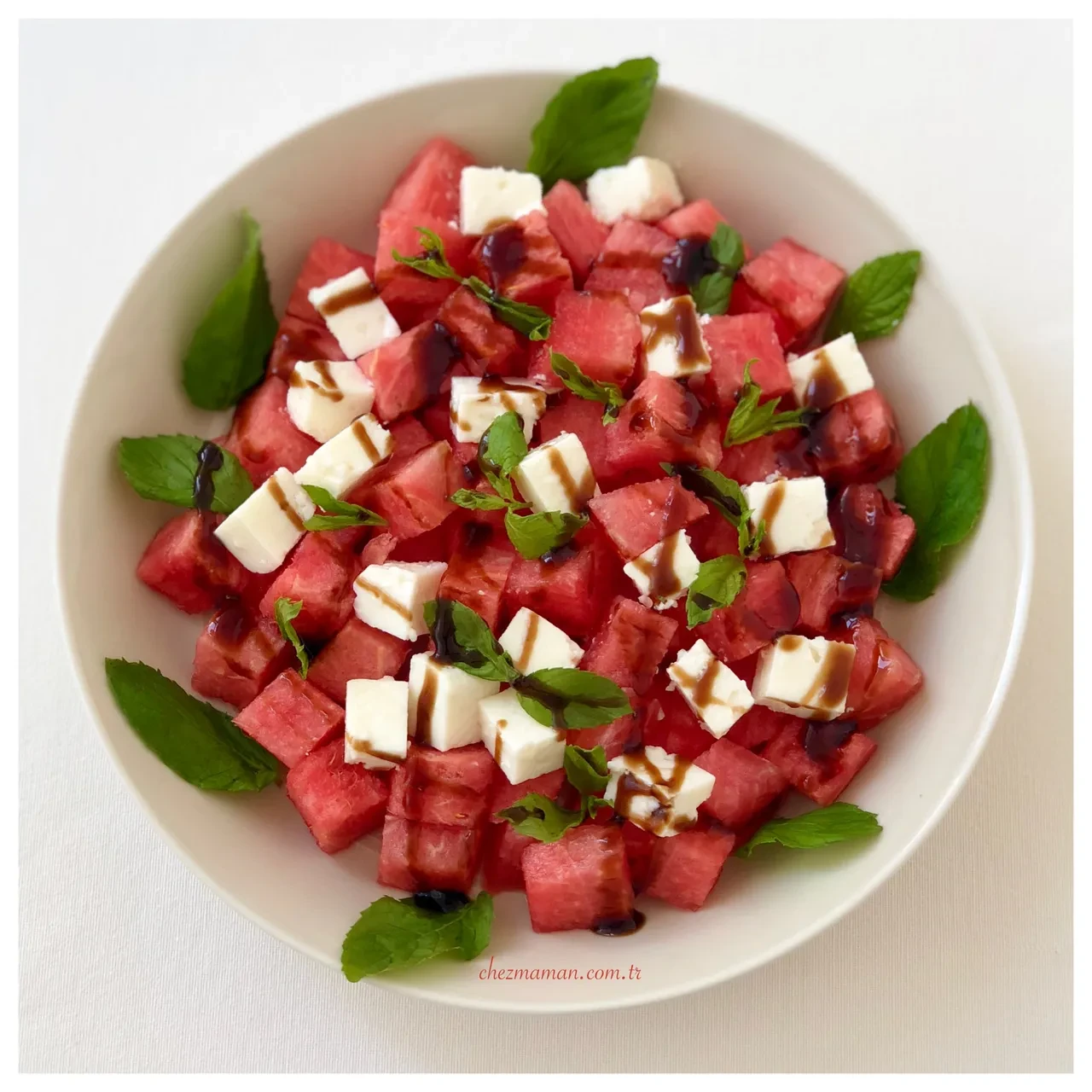 Yaz sofralarının yeni gözdesi karpuzlu peynirli salata! Tadanın favorisi oluyor