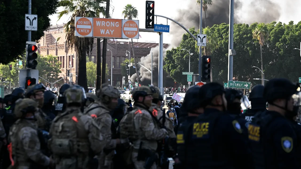 ABD'de göçmen krizi: Asker sokakta, Los Angeles savaş alanına döndü! Donald Trump'tan sert mesaj
