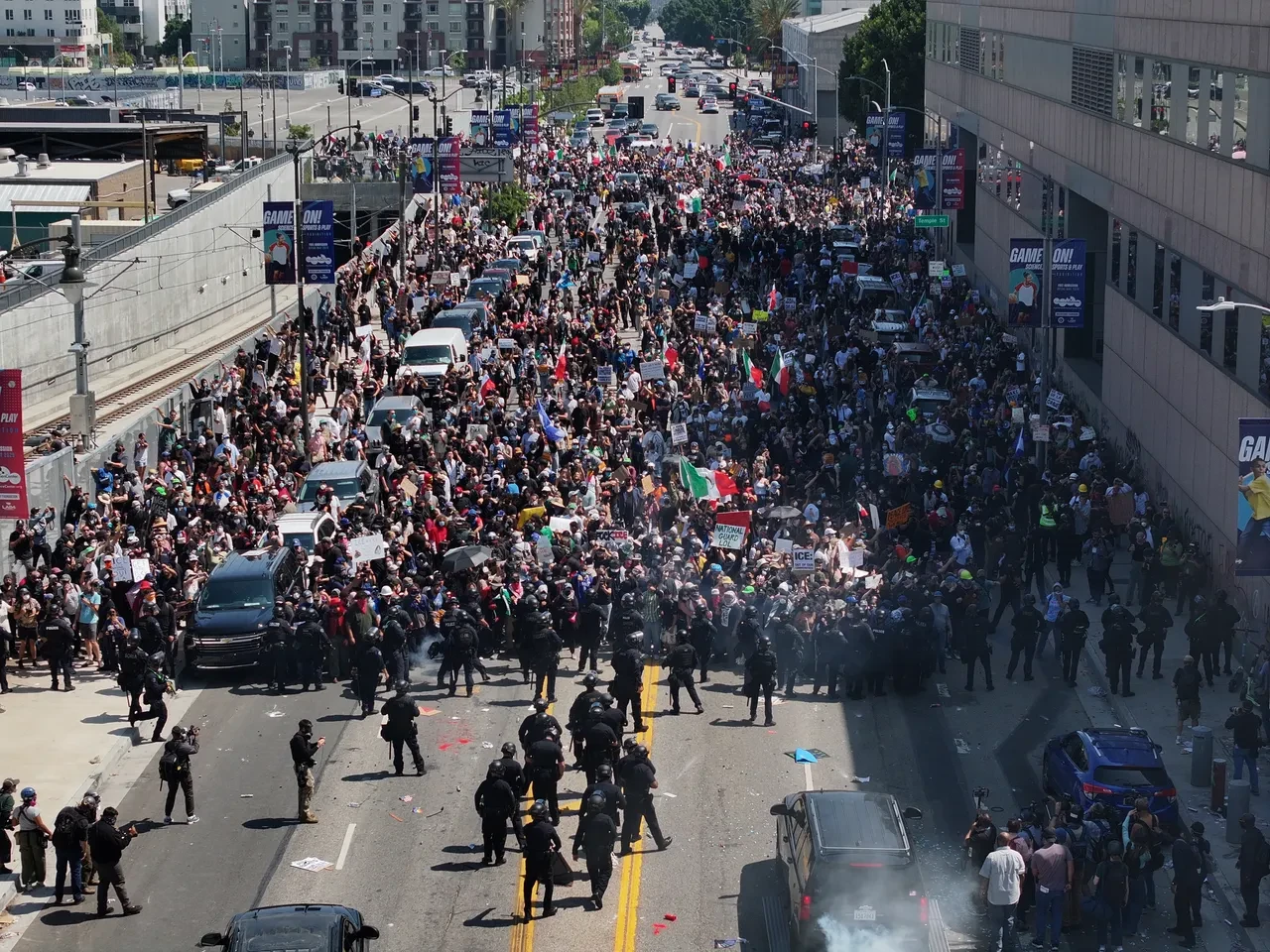 ABD'de göçmen krizi: Asker sokakta, Los Angeles savaş alanına döndü! Donald Trump'tan sert mesaj