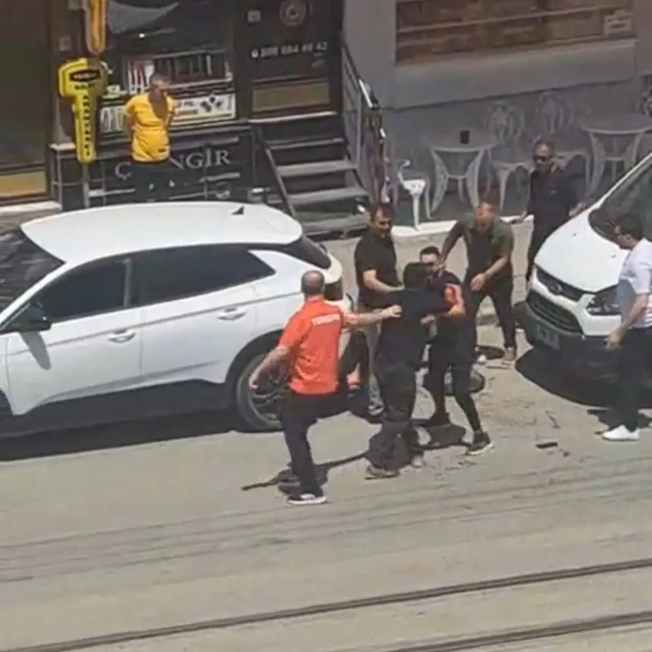 Akrabalar birbirine girdi, cadde kan gölü oldu: 1'i ağır 3 yaralı