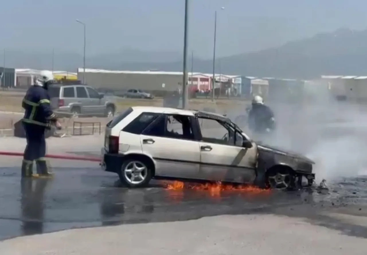 Aksaray’da egzoz tamiri sırasında otomobil alev aldı