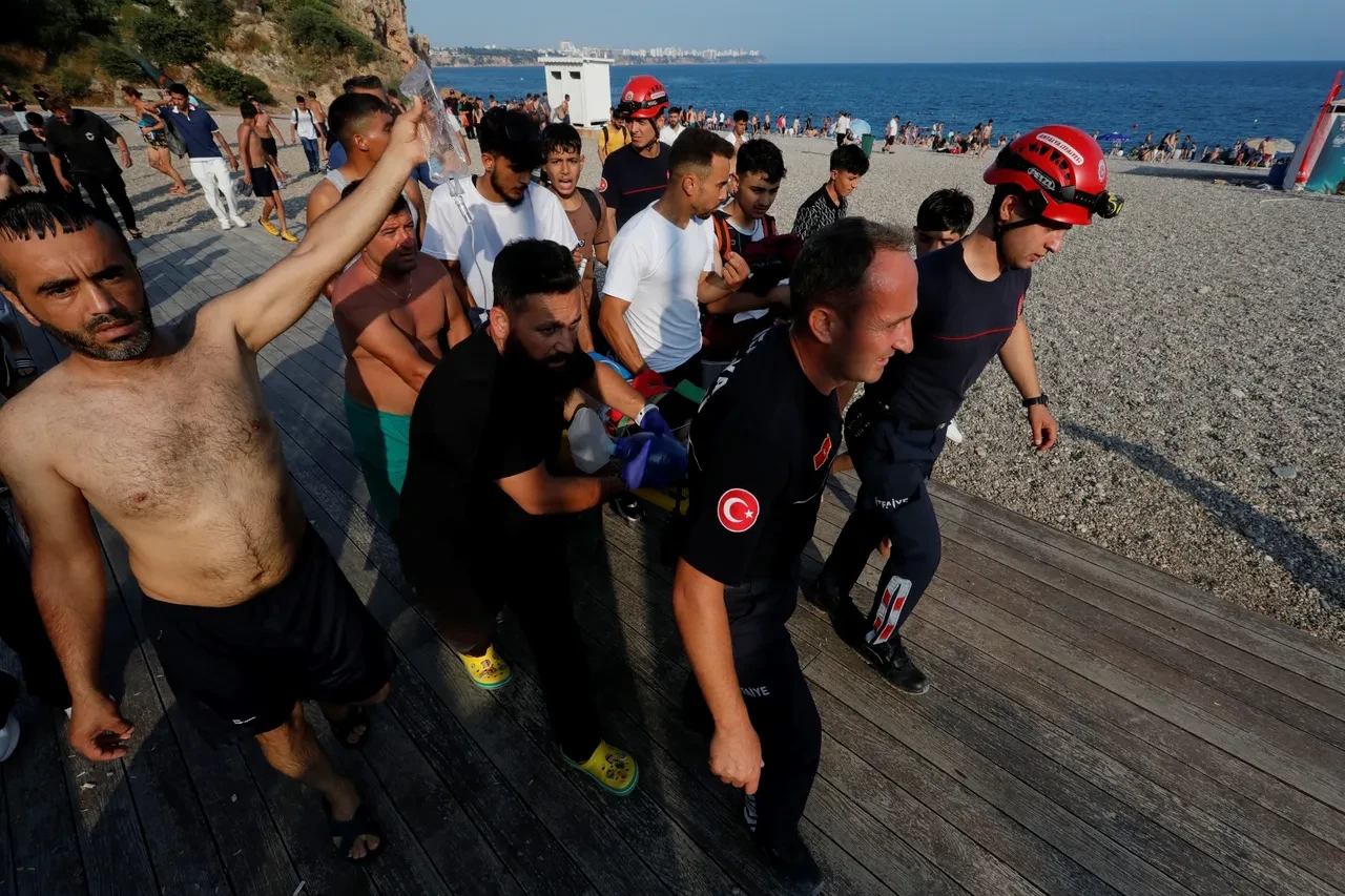 Antalya’da falez şovu yine faciayla bitti! Karnı üzerinde suya çakıldı