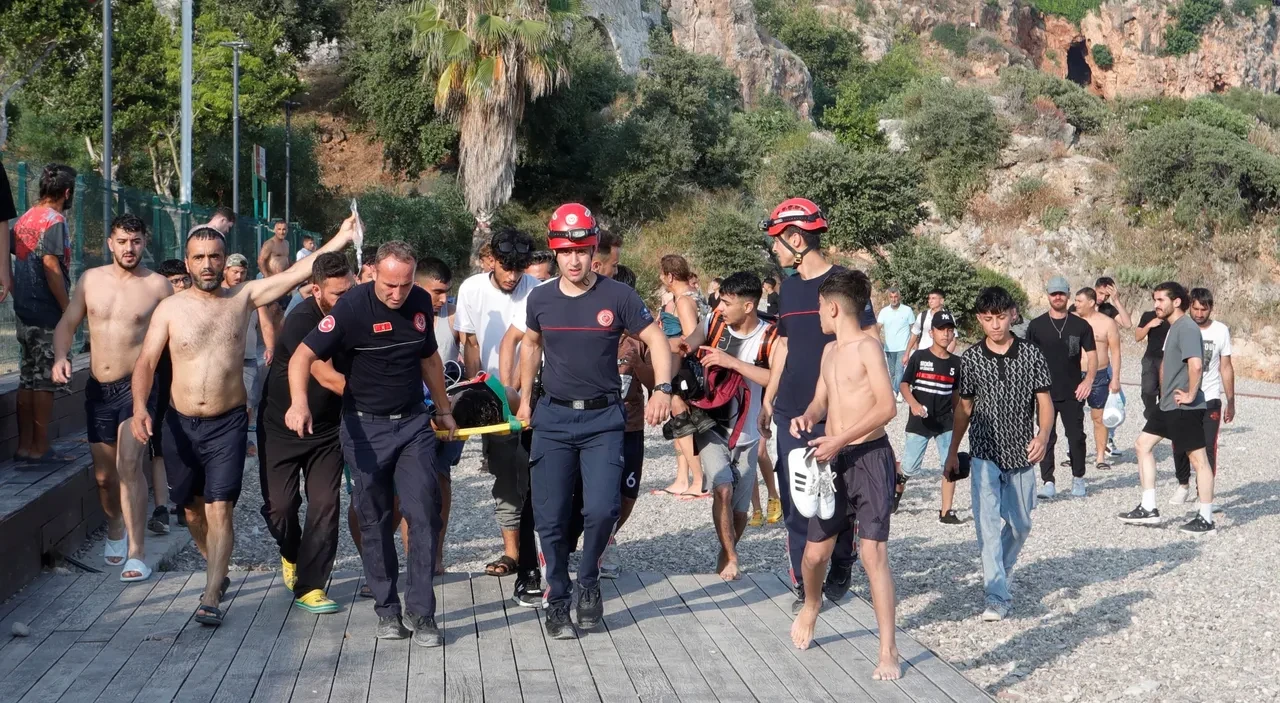 Antalya’da falez şovu yine faciayla bitti! Karnı üzerinde suya çakıldı