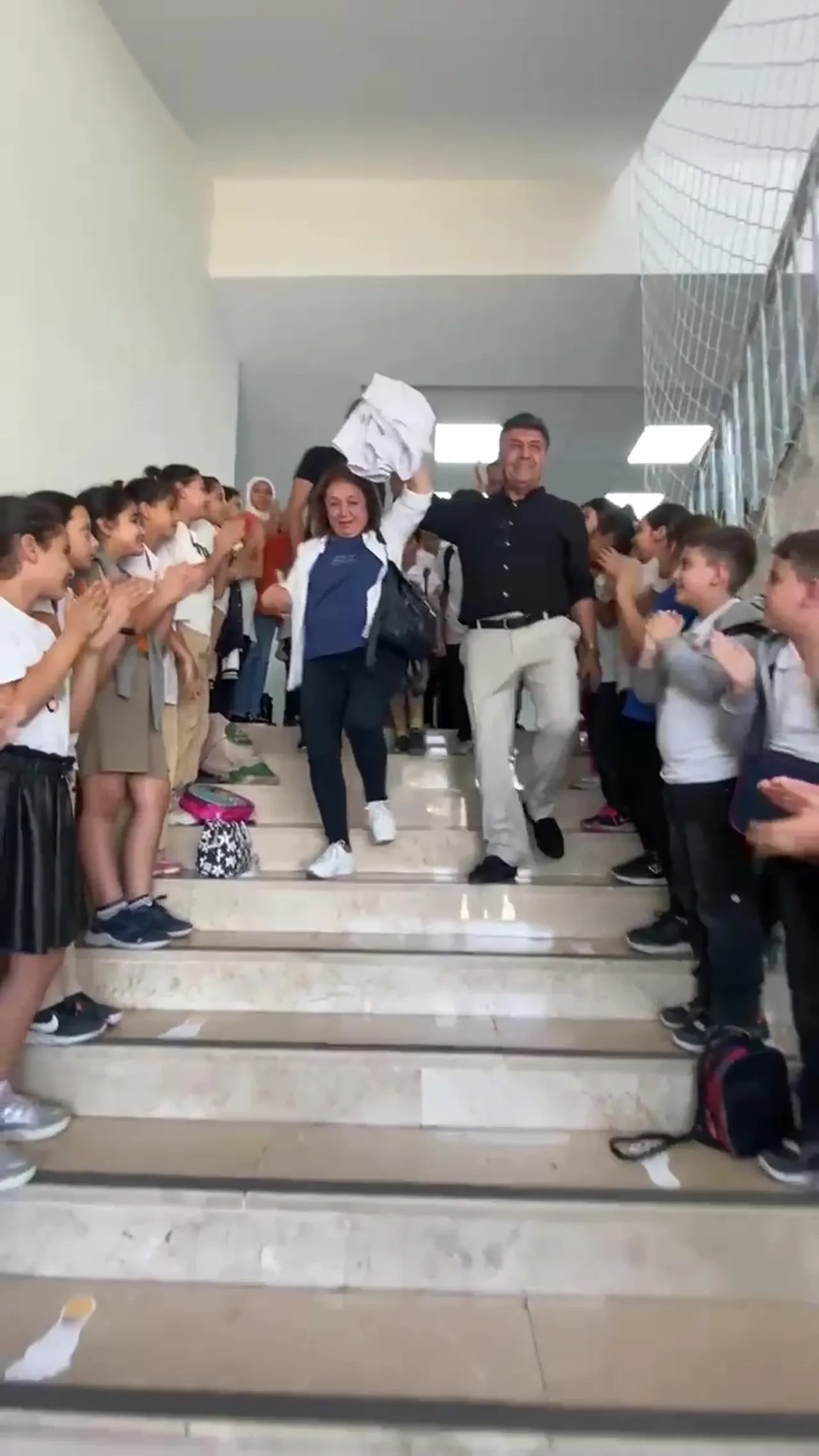 Emekliye ayrılan 46 yıllık öğretmene öğrencilerden göz dolduran tören