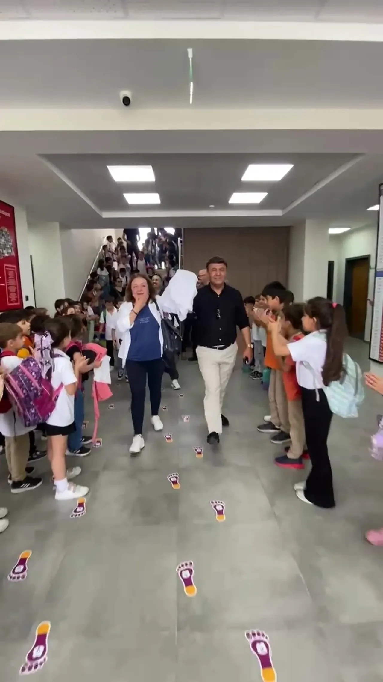 Emekliye ayrılan 46 yıllık öğretmene öğrencilerden göz dolduran tören