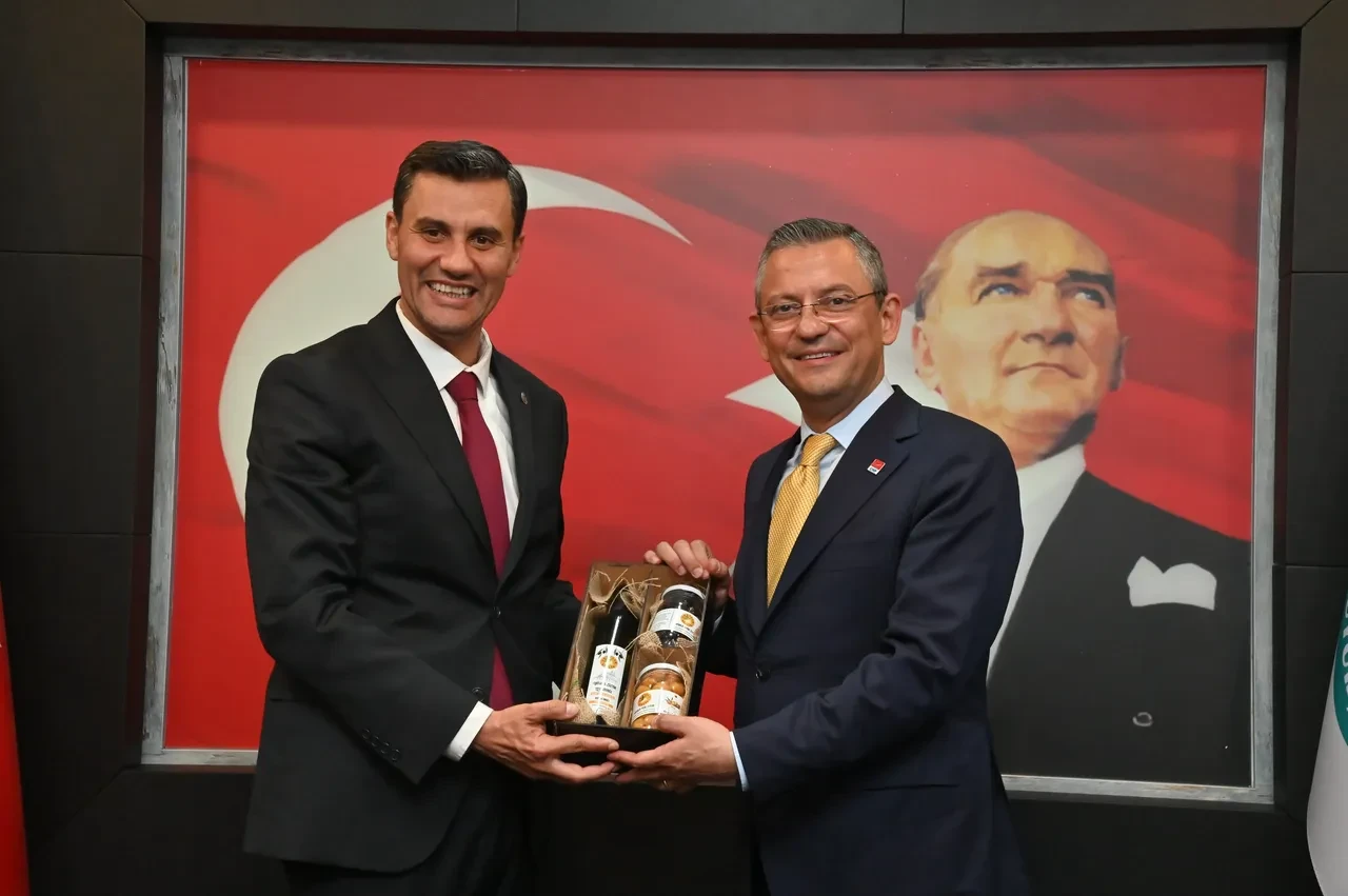Ferdi Zeyrek için en acı bekleyiş! Vatandaşlar hastane önünde gözyaşlarını tutamadı