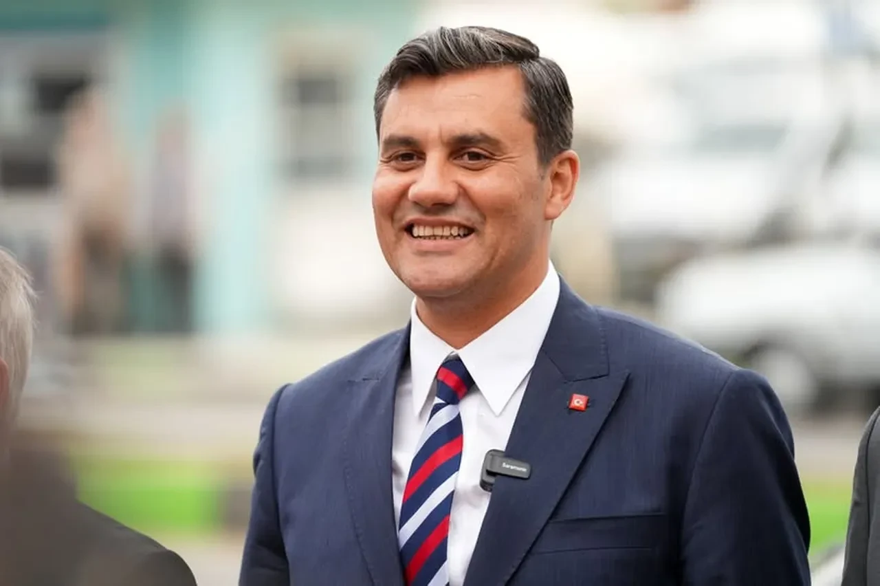 Ferdi Zeyrek için en acı bekleyiş! Vatandaşlar hastane önünde gözyaşlarını tutamadı