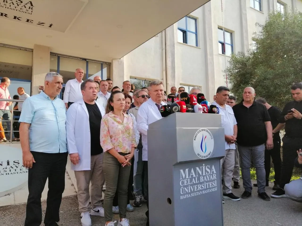 Ferdi Zeyrek için en acı bekleyiş! Vatandaşlar hastane önünde gözyaşlarını tutamadı