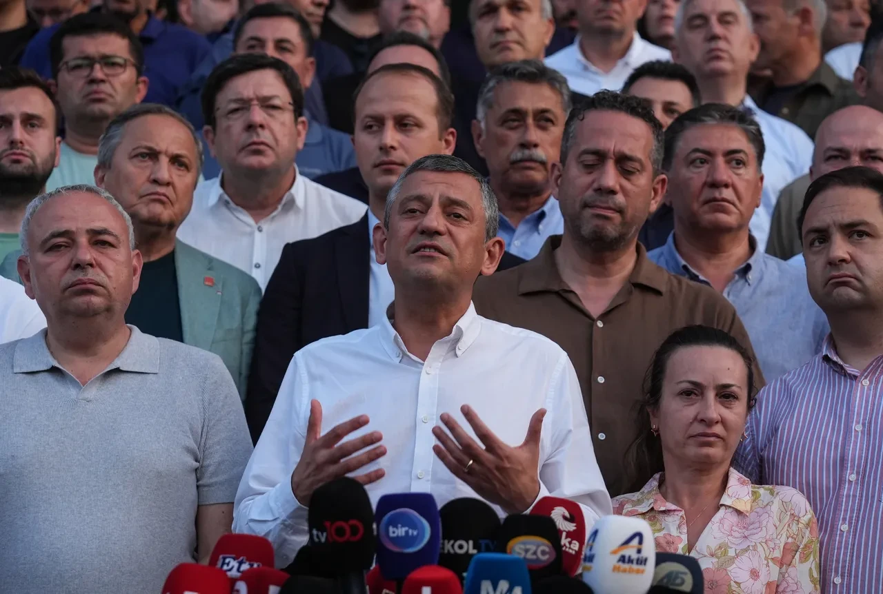 Ferdi Zeyrek için en acı bekleyiş! Vatandaşlar hastane önünde gözyaşlarını tutamadı