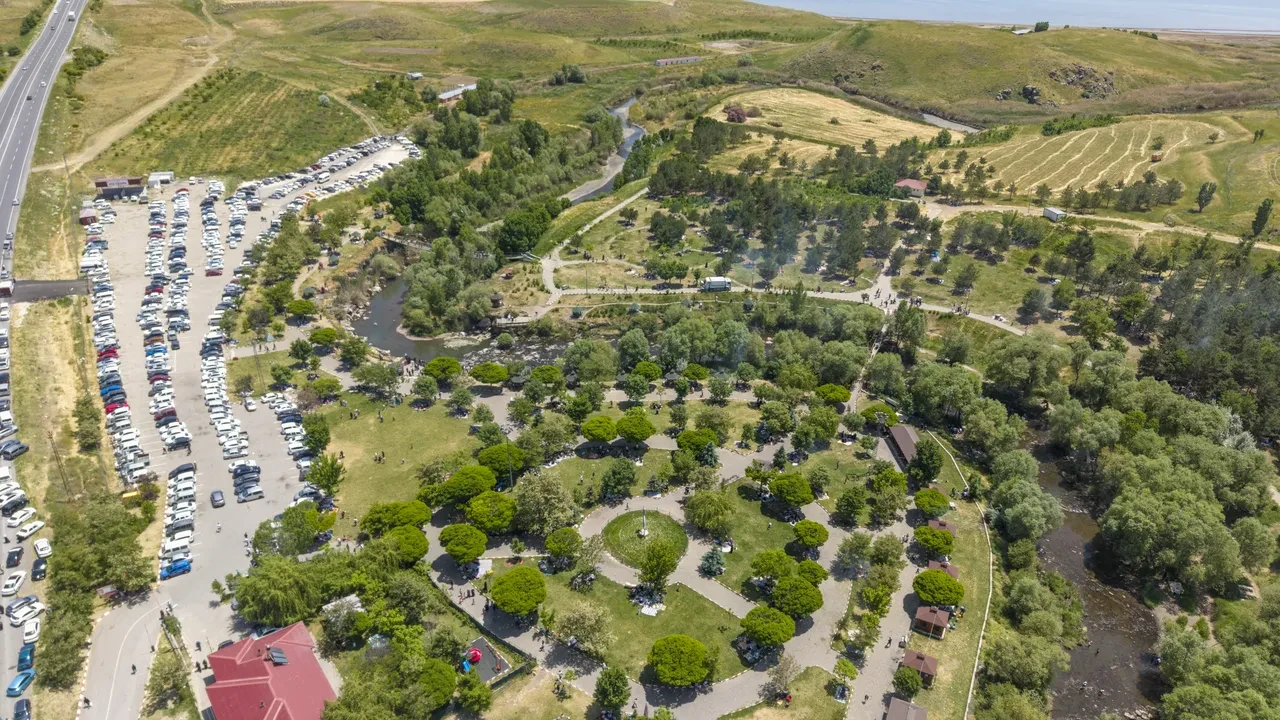 İnci kefalinin eşsiz göç yolculuğu bayramda binlerce ziyaretçiyi Van’a çekti