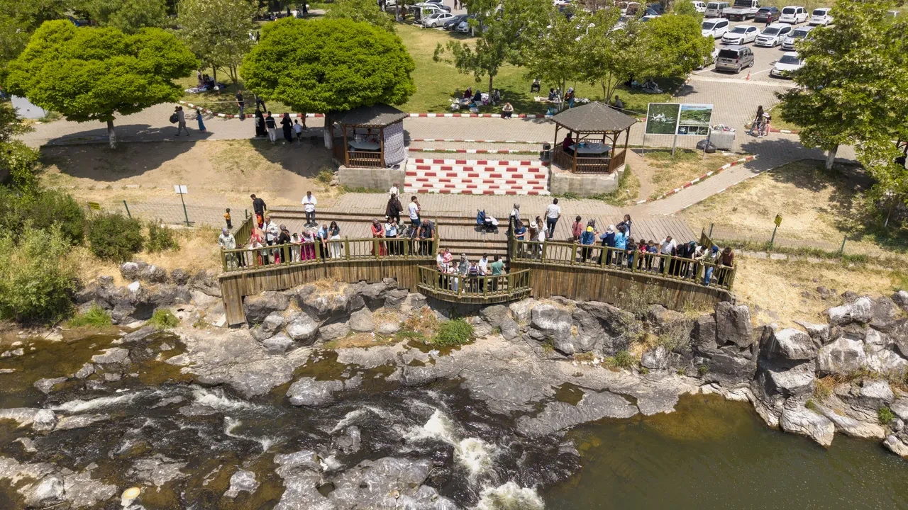 İnci kefalinin eşsiz göç yolculuğu bayramda binlerce ziyaretçiyi Van’a çekti