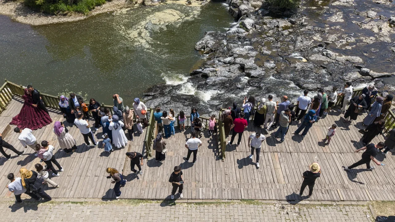 İnci kefalinin eşsiz göç yolculuğu bayramda binlerce ziyaretçiyi Van’a çekti