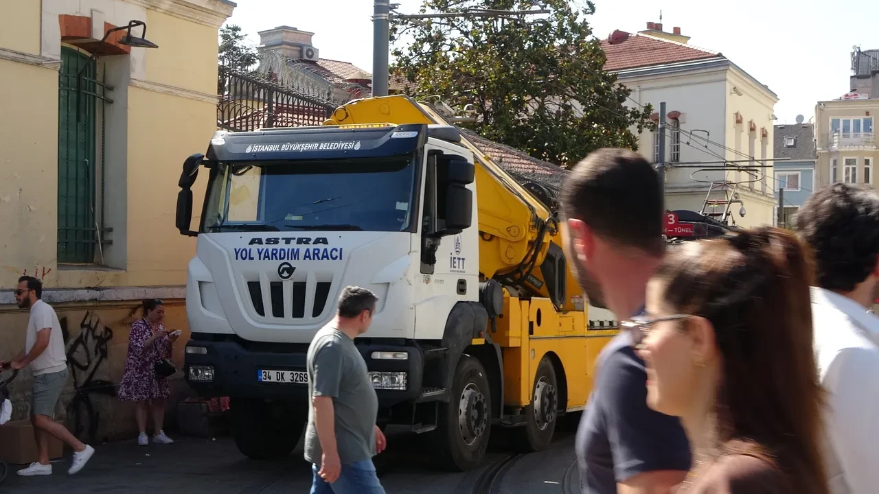 İstiklal’in simgesi yolda kaldı: Bayram günü yeni tramvay hizmete alındı