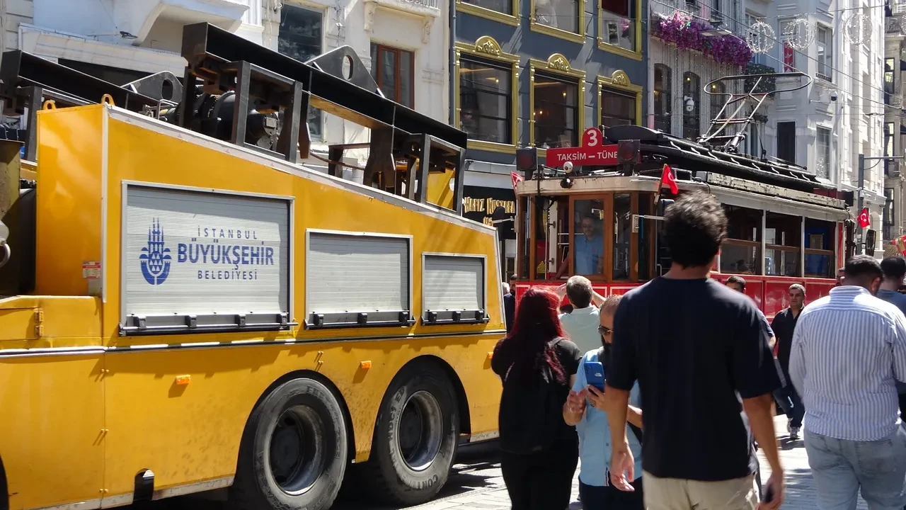 İstiklal’in simgesi yolda kaldı: Bayram günü yeni tramvay hizmete alındı