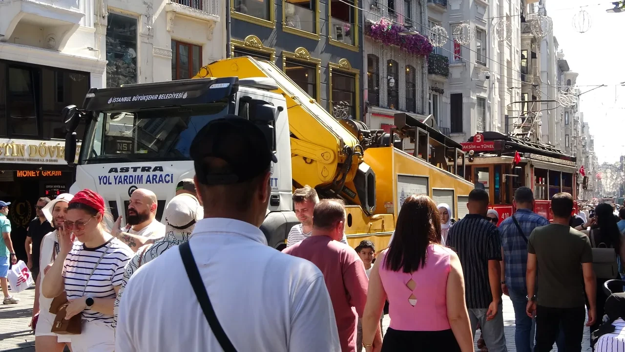 İstiklal’in simgesi yolda kaldı: Bayram günü yeni tramvay hizmete alındı