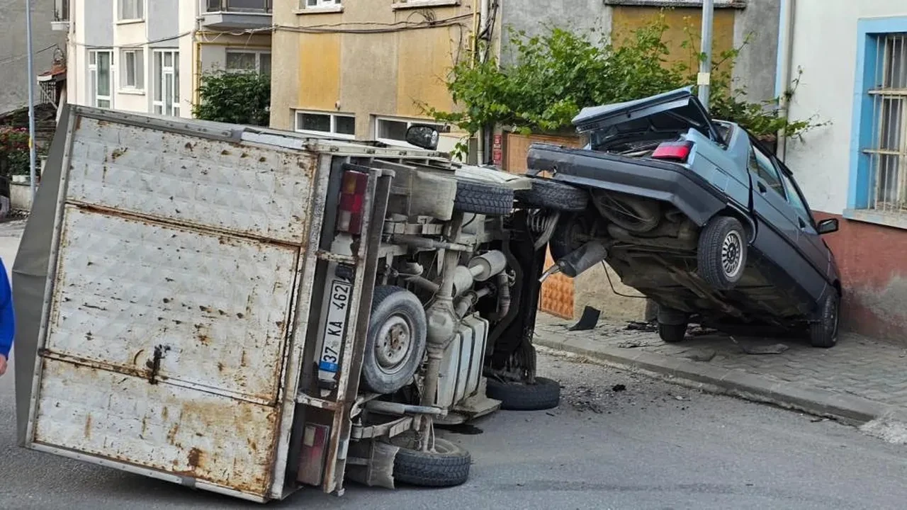 Kamyonet park halindeki otomobile çarptı! 