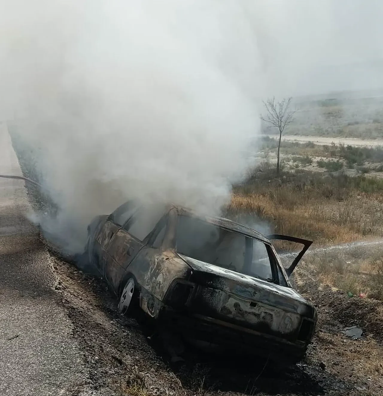 Karapınar’da seyir halindeki otomobil alev aldı: Aile son anda kurtuldu
