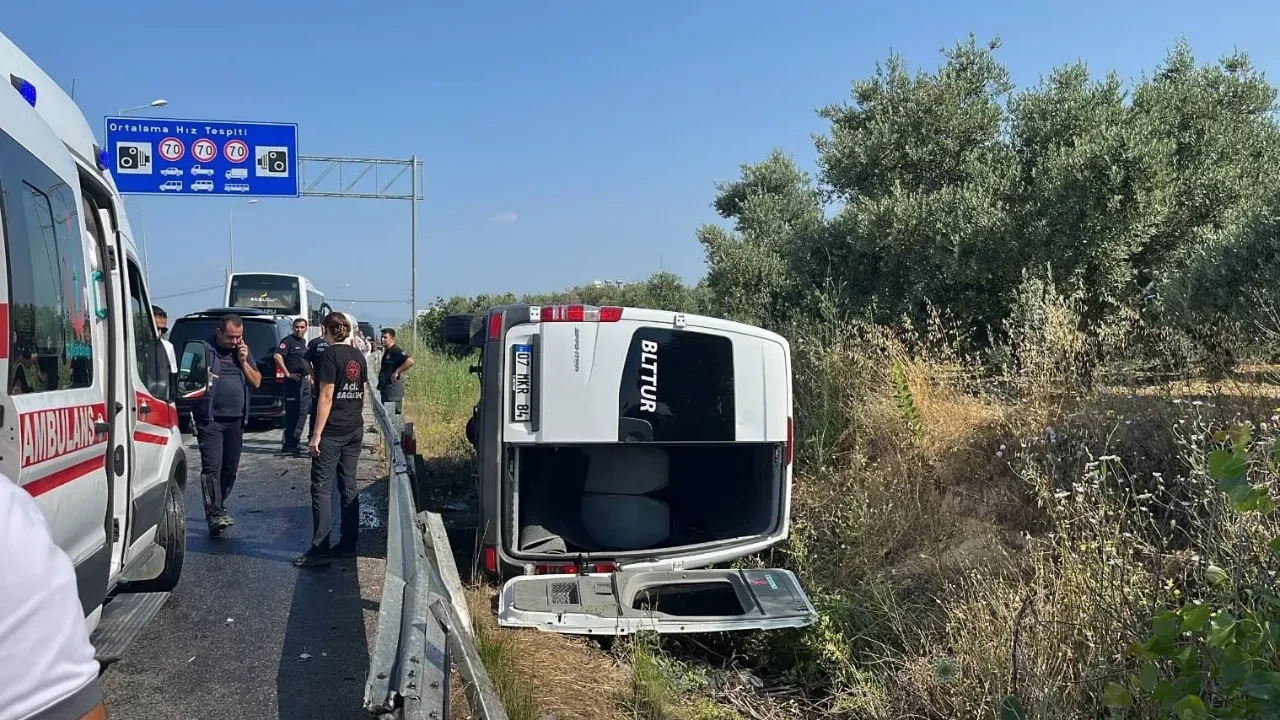 Kontrolden çıkan minibüs devrildi! Çok sayıda yaralı var 