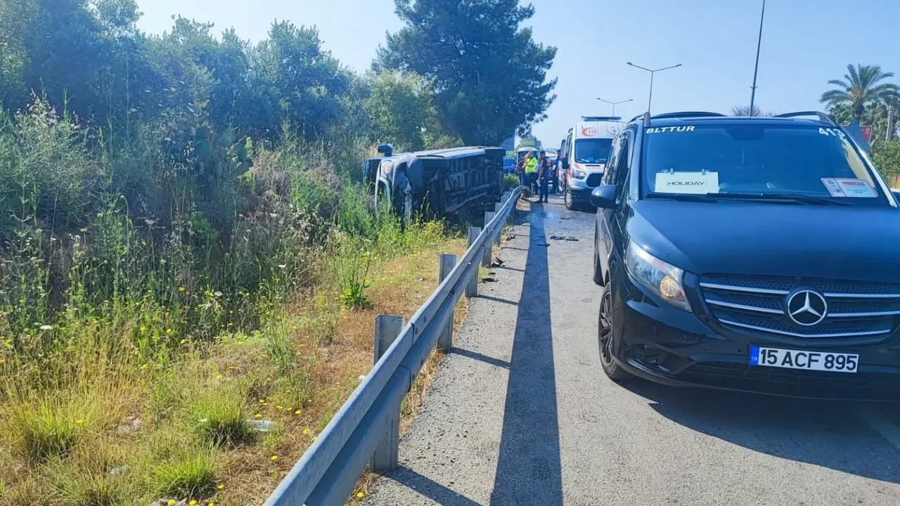 Kontrolden çıkan minibüs devrildi! Çok sayıda yaralı var