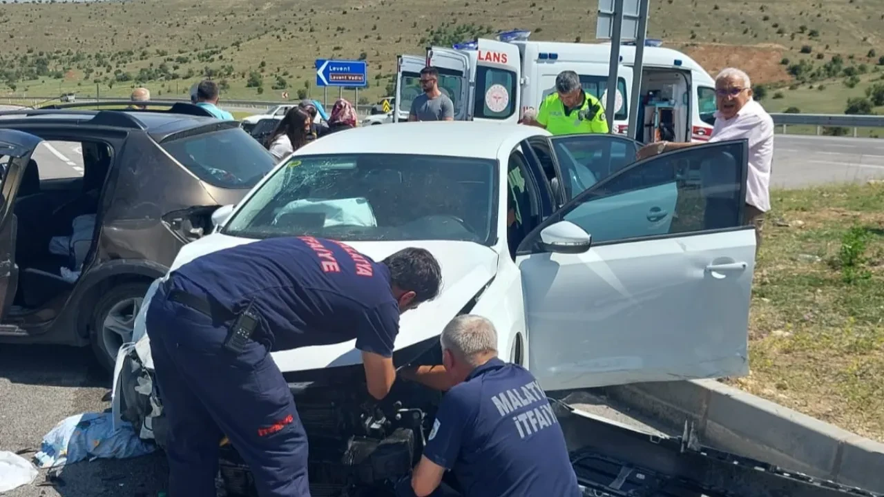 Malatya'da feci kaza! 2 otomobil kavşakta çarpıştı: 4 yaralı 