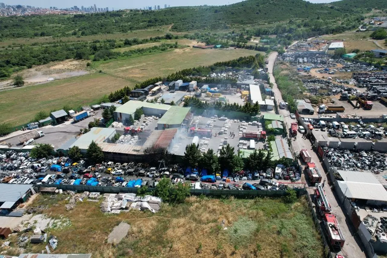 Maltepe'de seramik deposunda yangın! Alevler hurdalık alana sıçradı