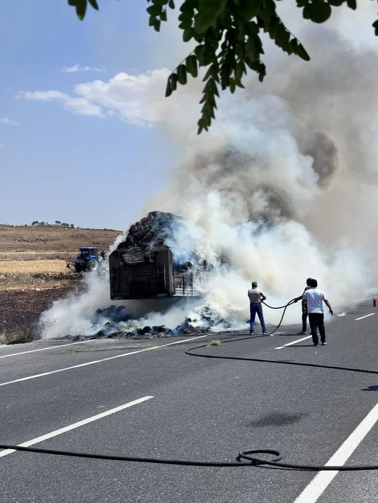 Mardin Mazıdığı'nda saman yüklü tır alev alev yandı