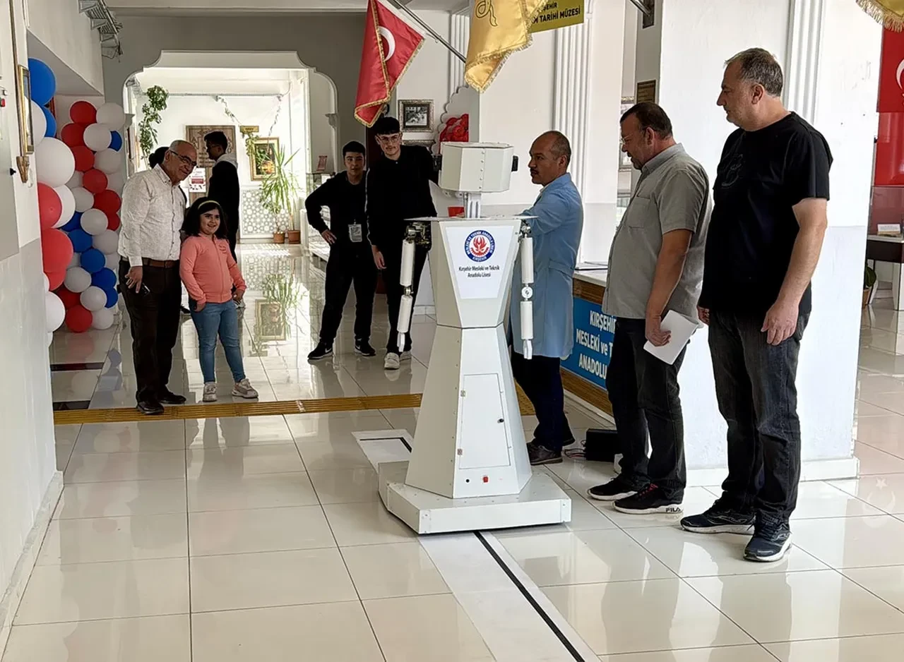 Öğrenci ve öğretmenler 6 ayda robot geliştirdi: Okulu tanıtıyor, misafirleri ağırlıyor