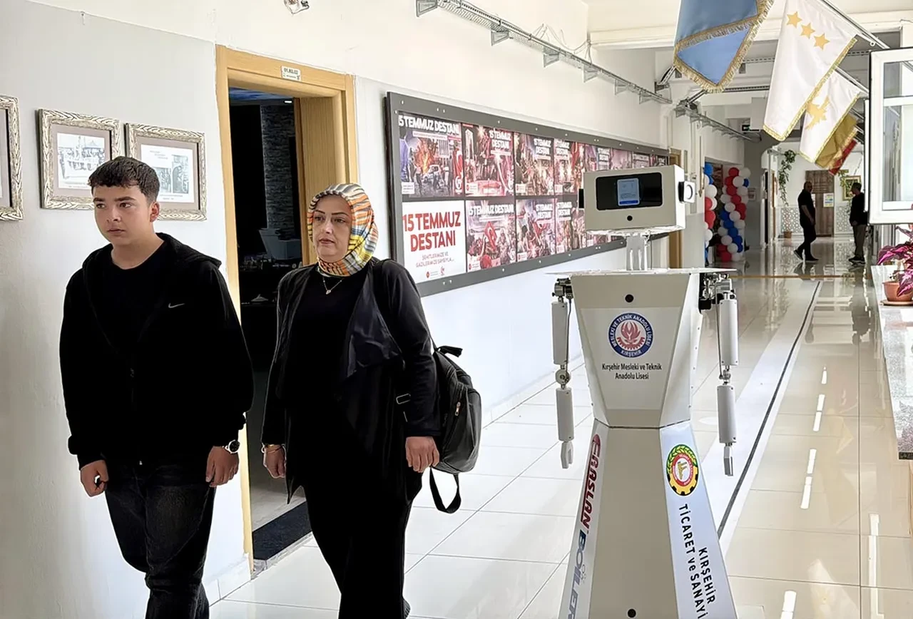 Öğrenci ve öğretmenler 6 ayda robot geliştirdi: Okulu tanıtıyor, misafirleri ağırlıyor