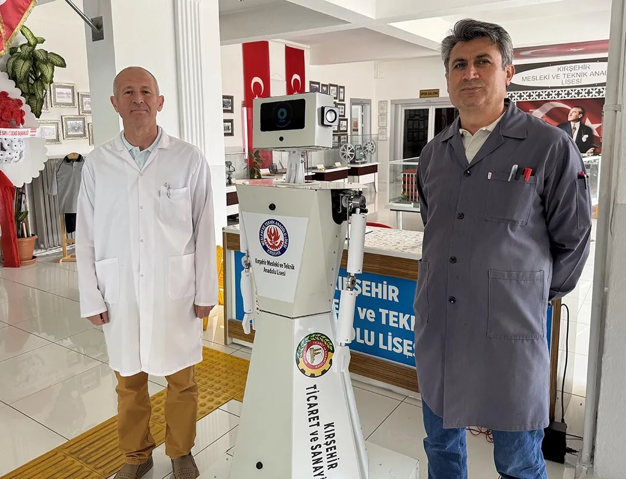 Öğrenci ve öğretmenler 6 ayda robot geliştirdi: Okulu tanıtıyor, misafirleri ağırlıyor