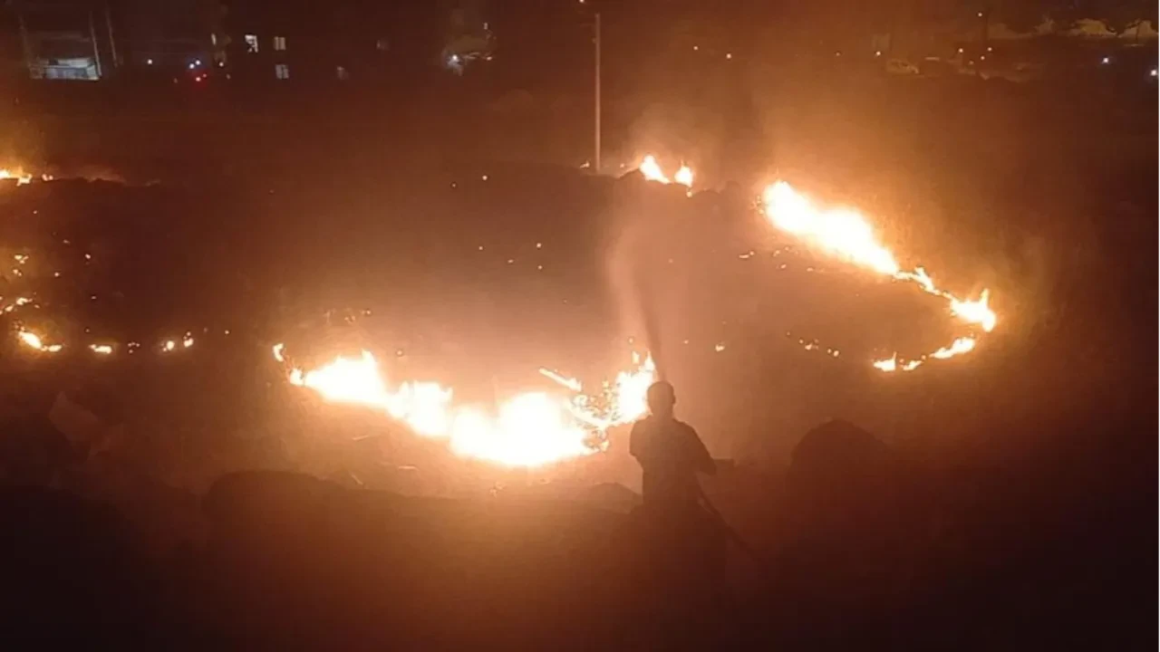 Şanlıurfa'da yerleşim yerine yakın arazide kokutan yangın