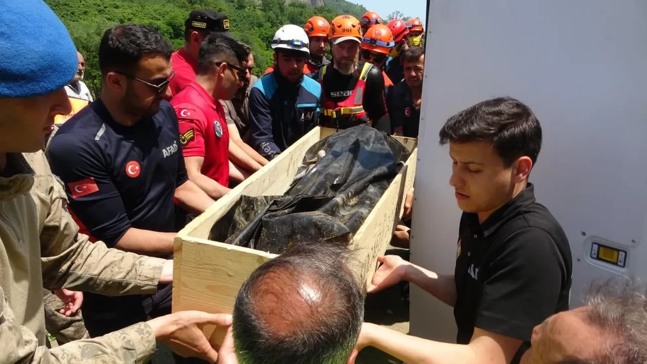 Sel sonrası cansız bedeni bulunmuştu! Hüseyin Aydın, son yolculuğuna uğurlandı