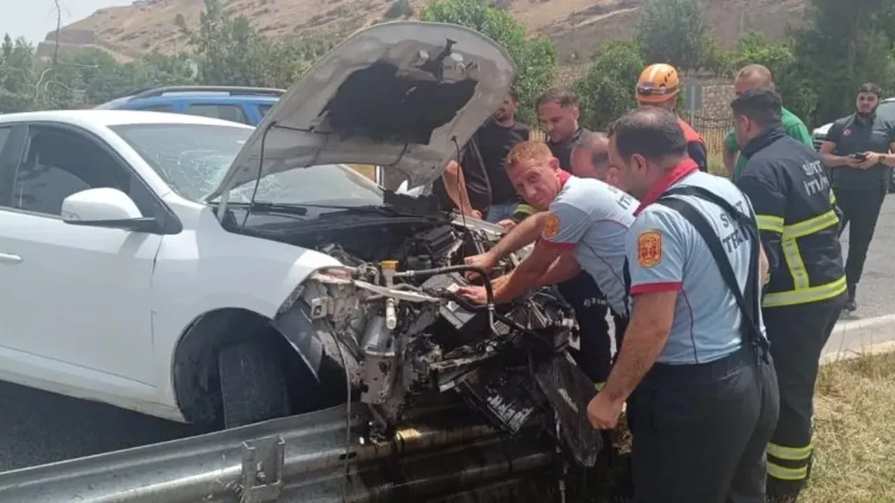 Siirt’te virajı alamayan sürücü bariyerlere çarptı