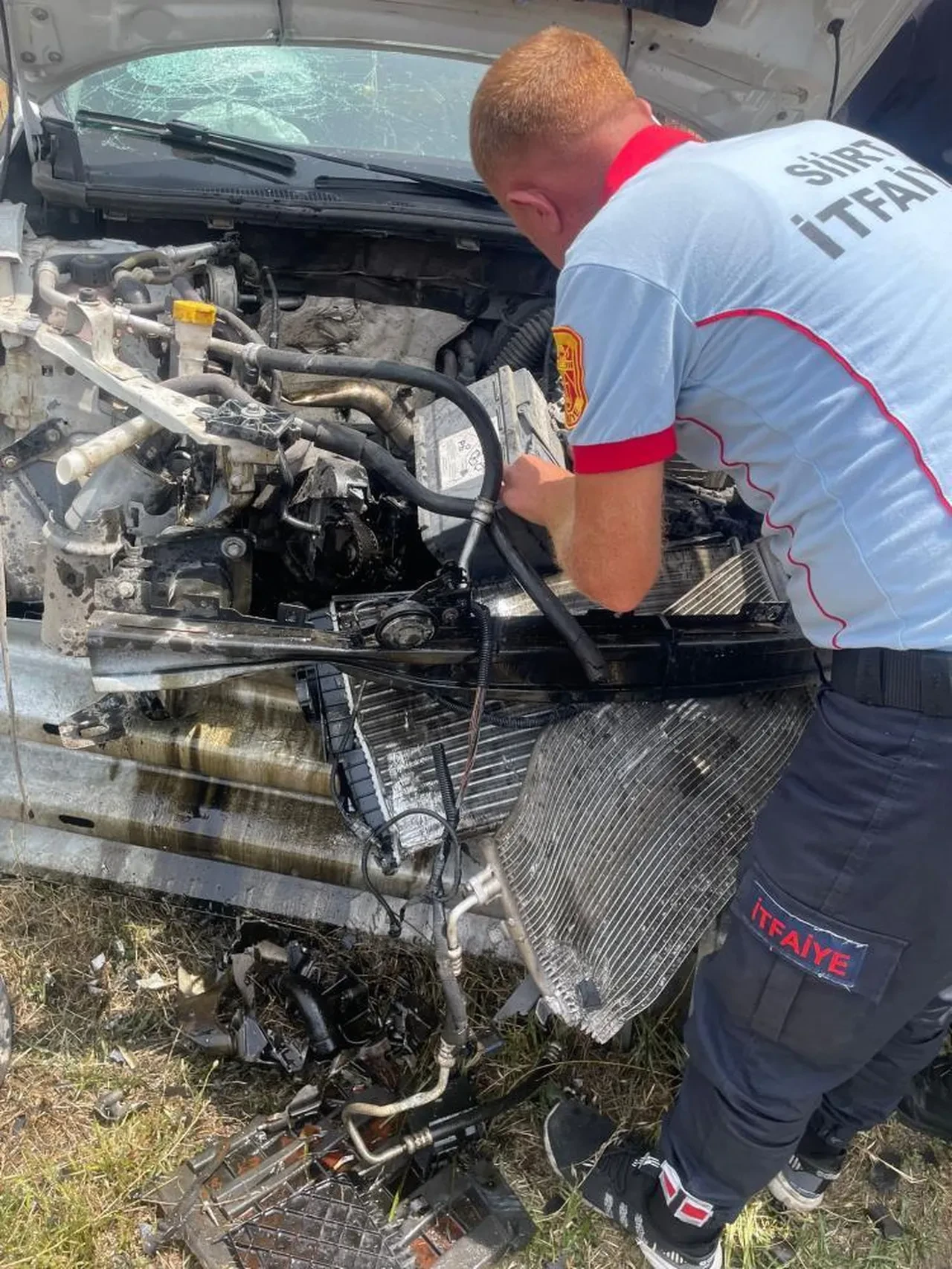 Siirt’te virajı alamayan sürücü bariyerlere çarptı