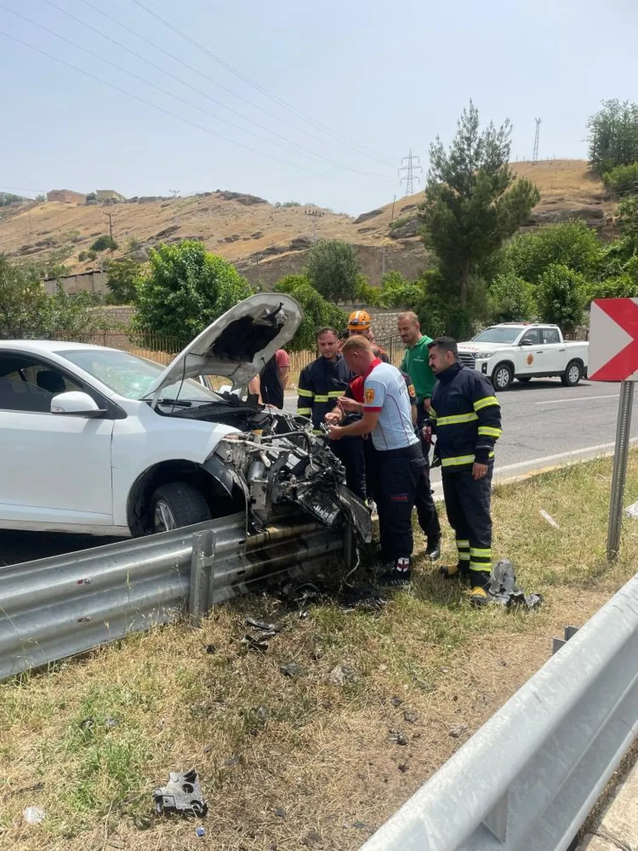 Siirt’te virajı alamayan sürücü bariyerlere çarptı