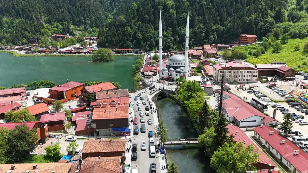 Trabzon Uzungöl'e akın ettiler! Bayram yoğunluğu kamerada