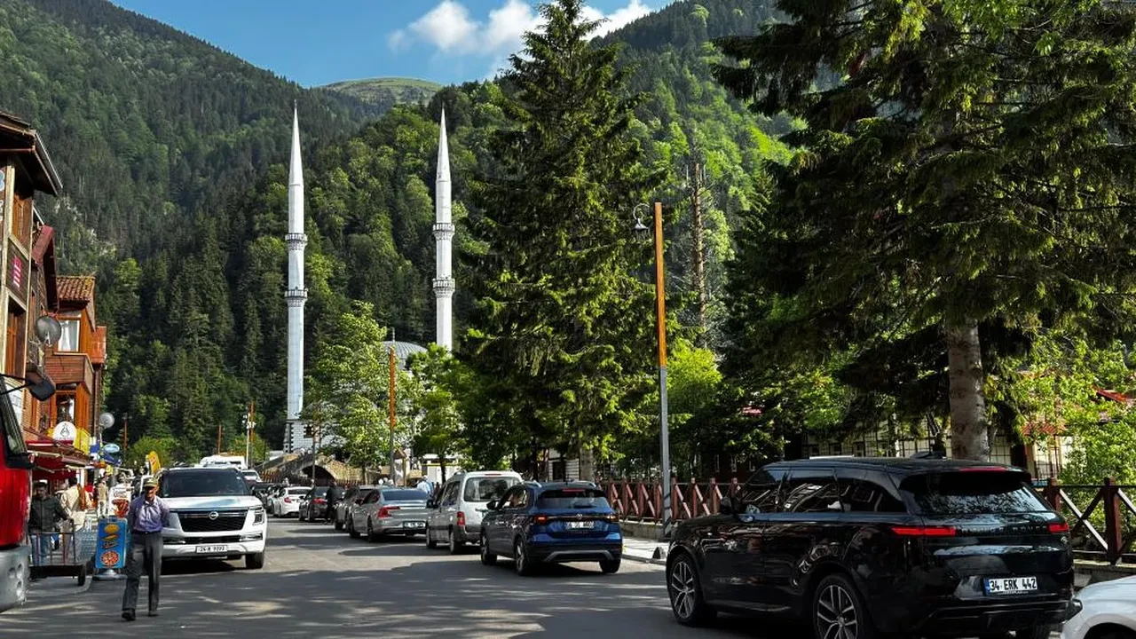 Trabzon Uzungöl'e akın ettiler! Bayram yoğunluğu kamerada