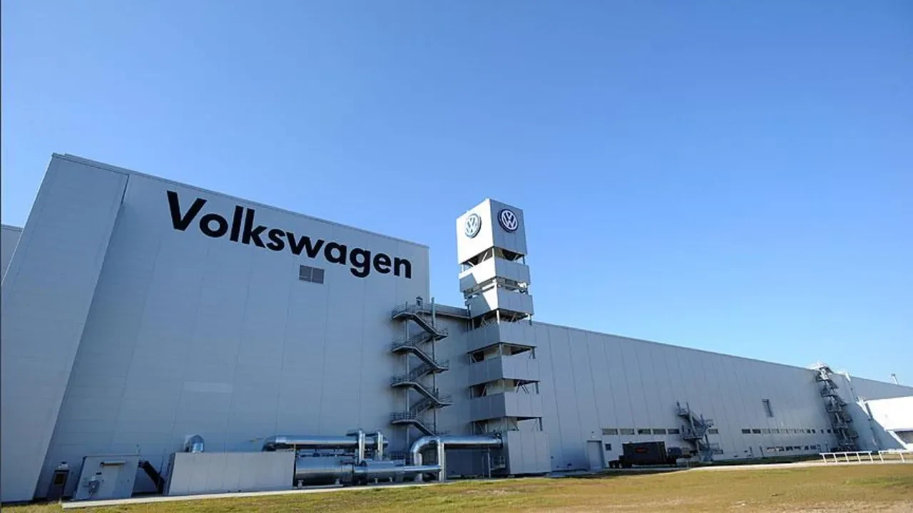 Volkswagen’de sessiz devrim: 20 bin kişi gönüllü ayrıldı, üretim küçülüyor