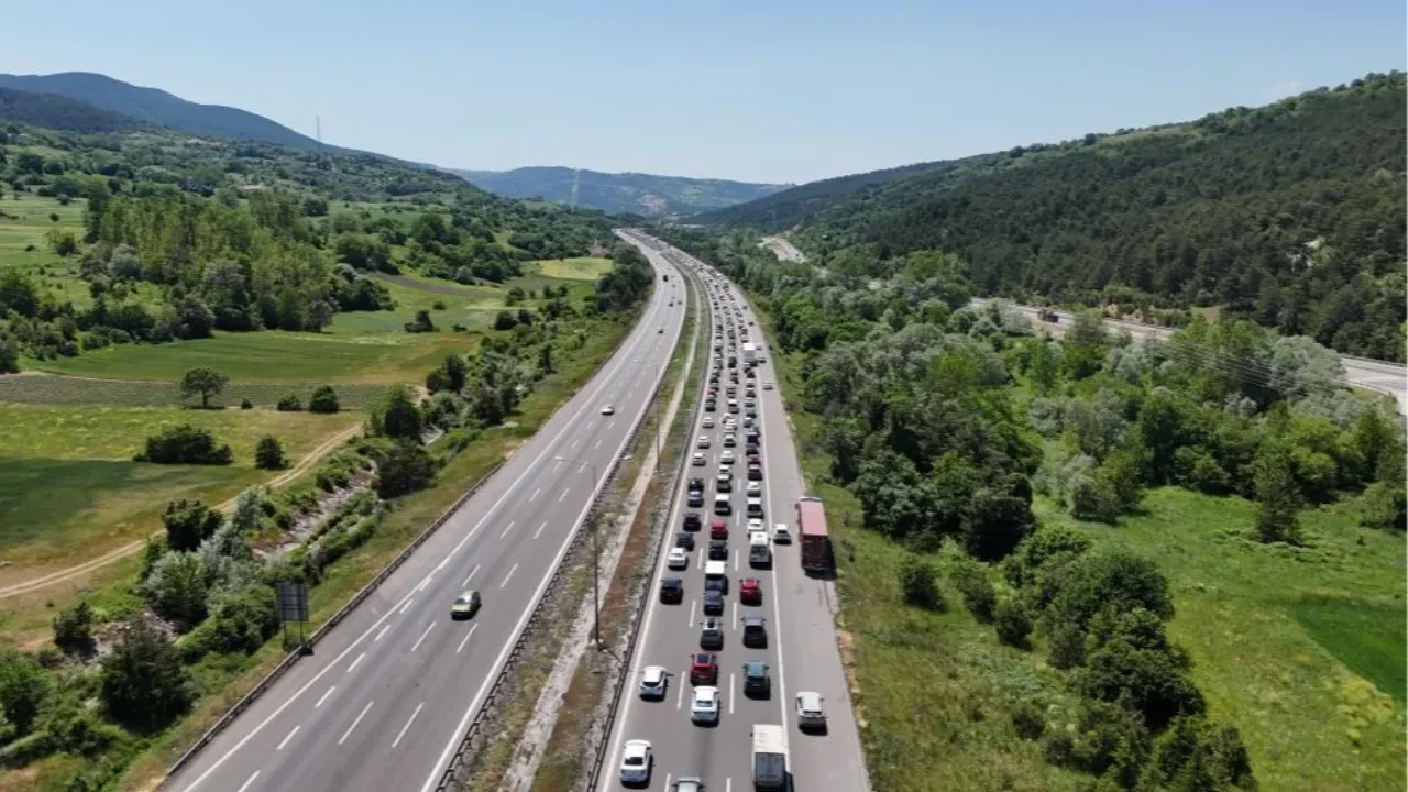 Yola çıkacaklar dikkat! Trafik durma noktasına geldi