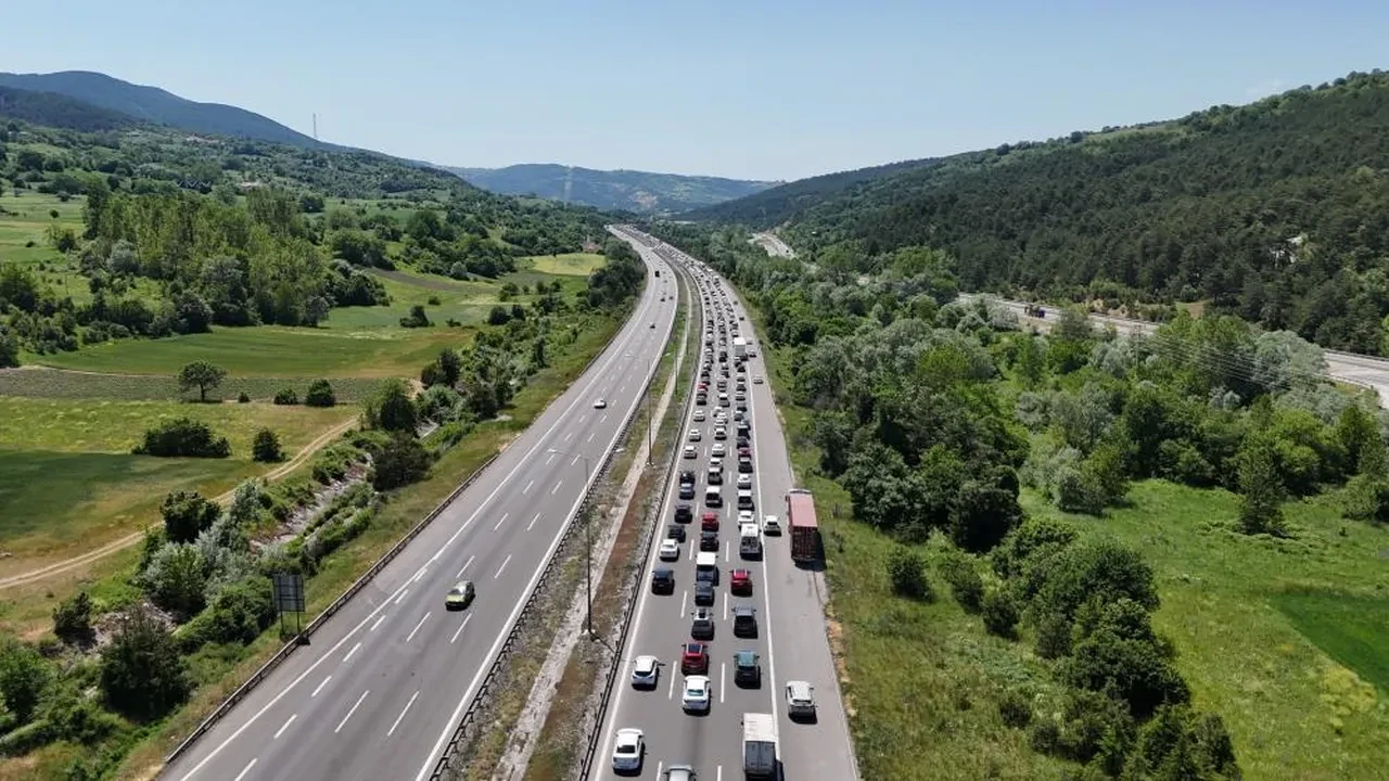 Yola çıkacaklar dikkat! Trafik durma noktasına geldi