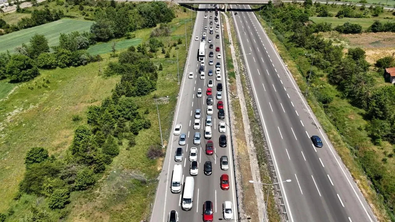 Yola çıkacaklar dikkat! Trafik durma noktasına geldi