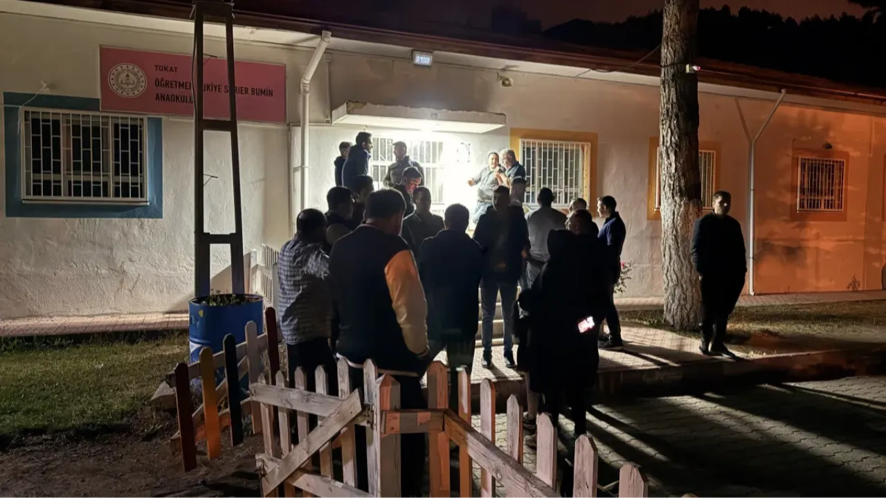 Anaokulu kayıt nöbeti! Veliler geceden sıraya girdi