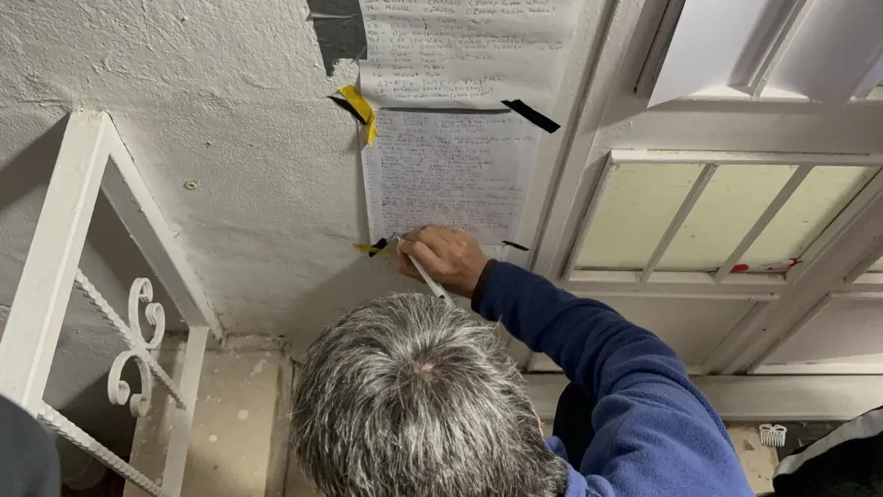 Anaokulu kayıt nöbeti! Veliler geceden sıraya girdi