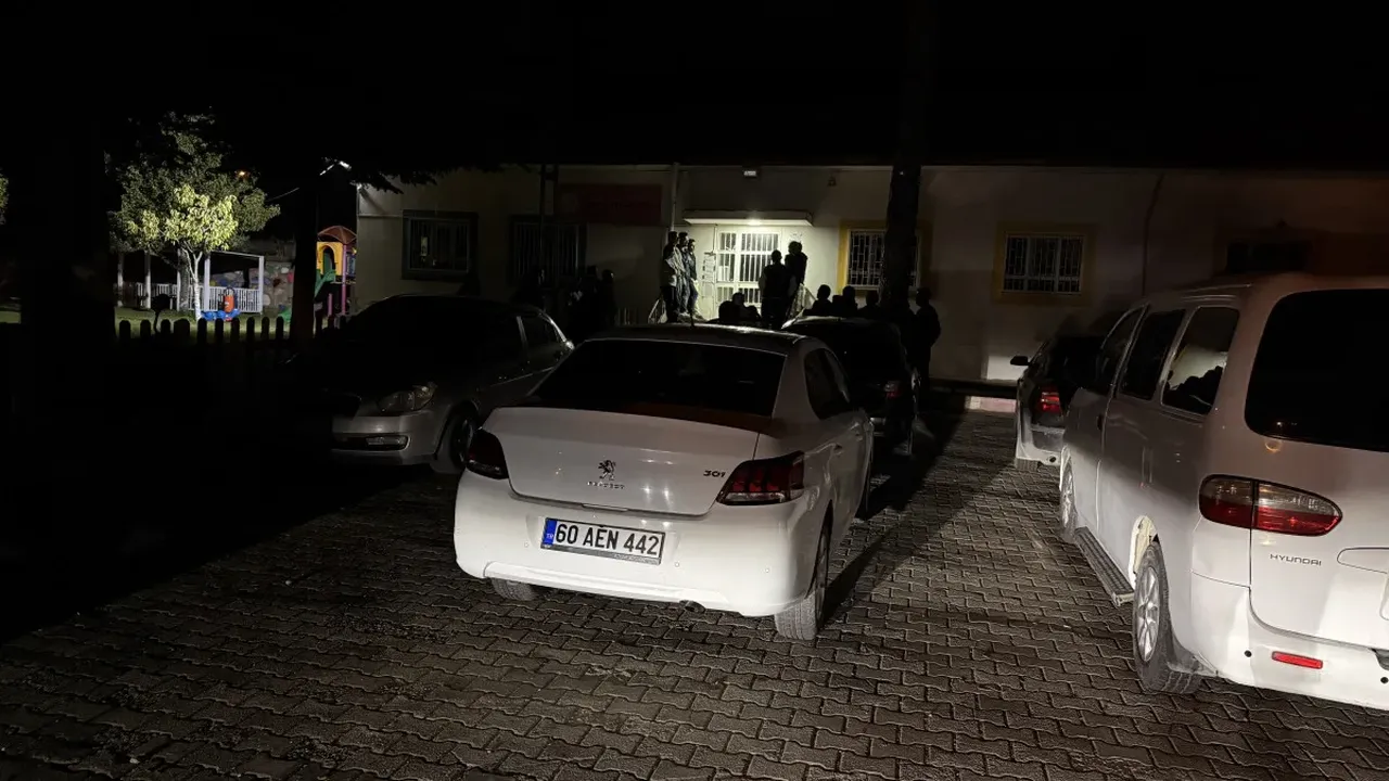 Anaokulu kayıt nöbeti! Veliler geceden sıraya girdi